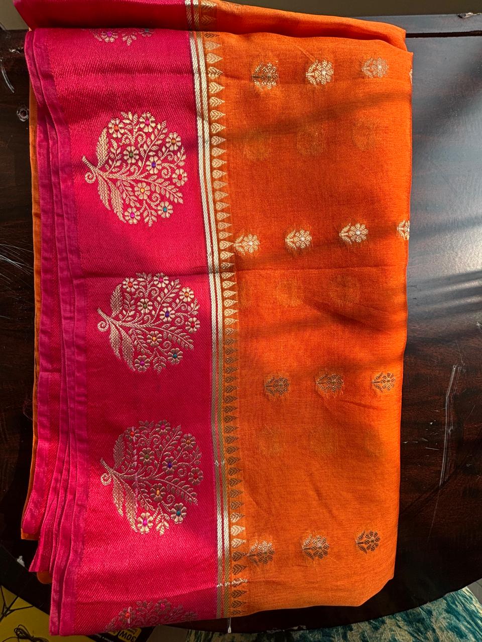 Row Mamgo banarasi saree with contrast border and beautiful golden zari work on it