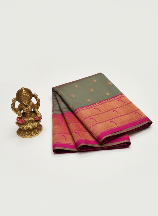 Soft silk fig color muniya paithanhi contrast  dark rani color border